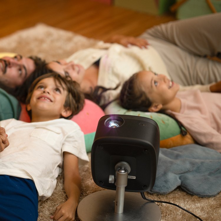 XGIMI Horizon Pro Projector Lifestyle: Family Indoor Use