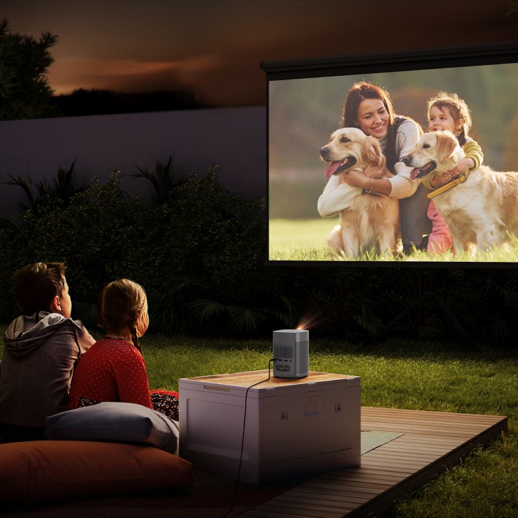 XGIMI MoGo 2 Projector Lifestyle: Outdoor Family Movie Night